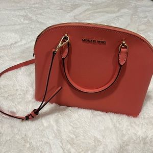 Michael Kors Medium Purse. Carried Once. Comes with matching wallet
